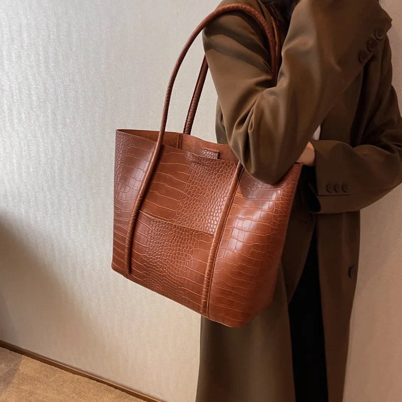 Viktória | Elegáns kidolgozású válltáska